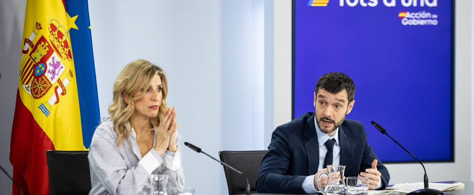 La vicepresidenta 2ª del Gobierno de España y el ministro de Derechos Sociales, Consumo y Agenda 2030, durante la presentación del anteproyecto en la rueda de prensa posterior al Consejo de Ministros.